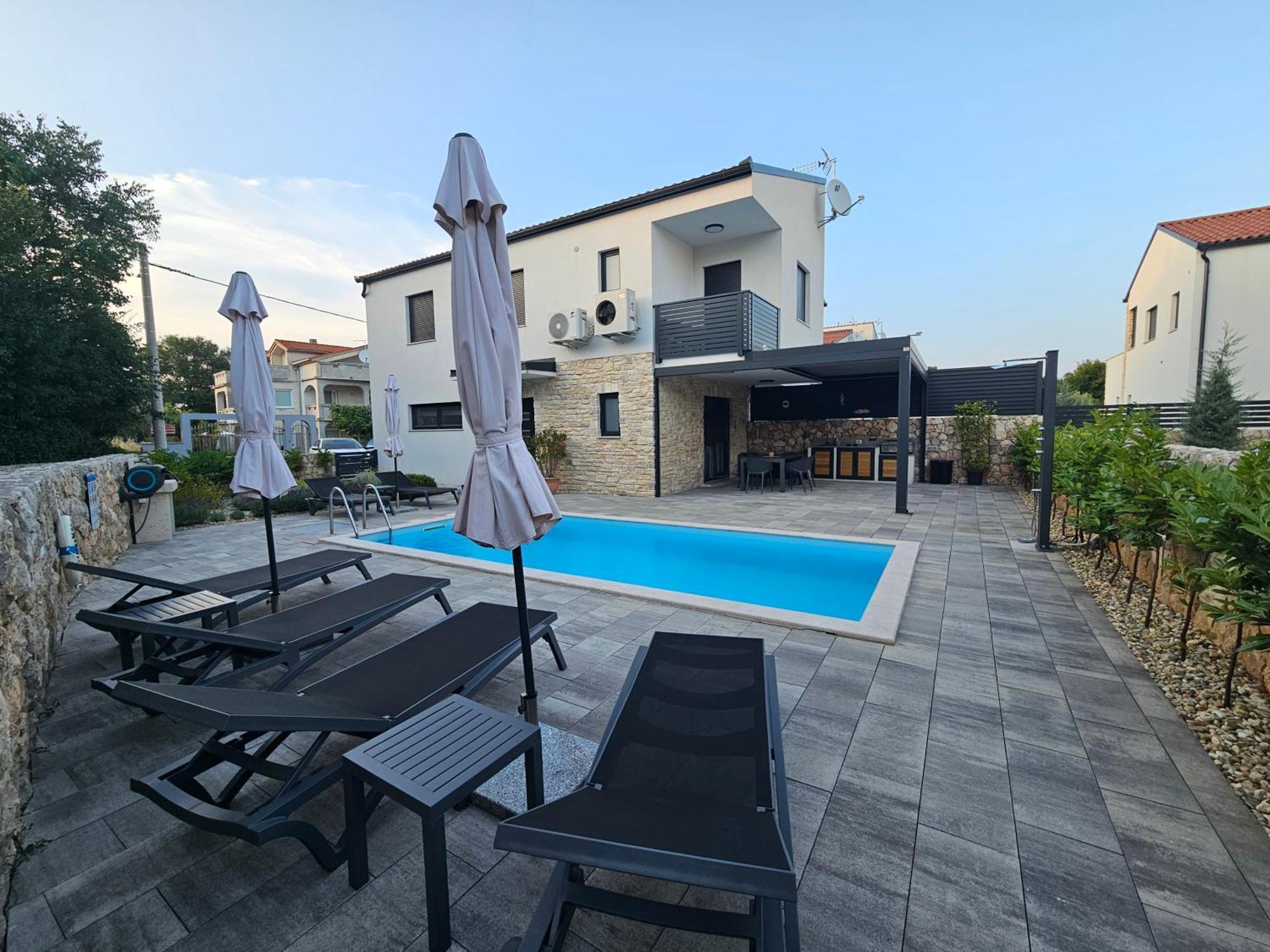 Villa Kaoru Brand New With A Heated Swimming Pool