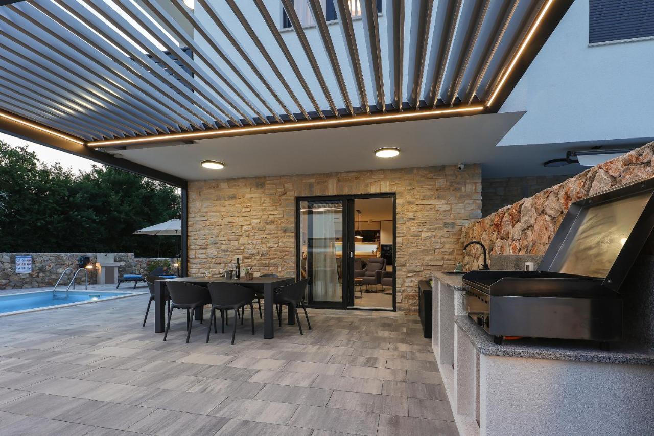 Kaoru Brand New With A Heated Swimming Pool Villa